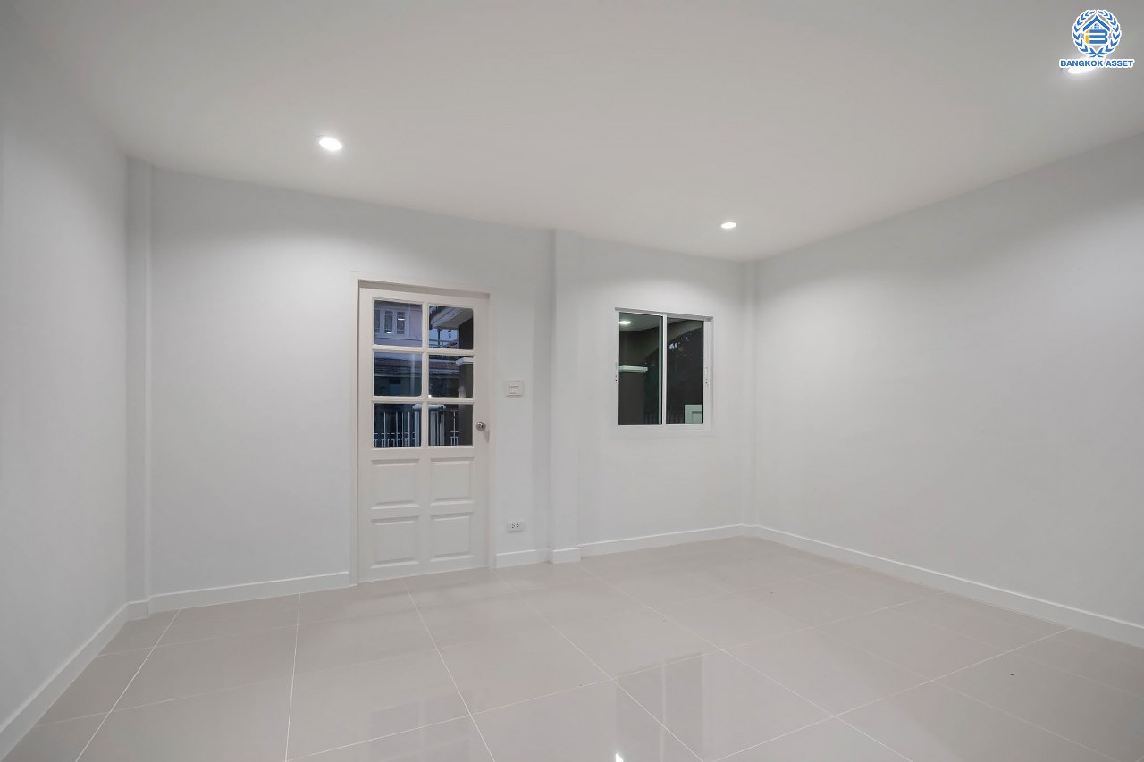 บ้านมือสองตกแต่งใหม่ โครงการ เศรณีลากูน วัดลาดปลาดุก บ้านเดี่ยวหลังมุม ตอบโจทย์ทุกการใช้ชีวิต บนเนื้อที่ 64.9 ตร.ว. พื้นที่ใช้สอยกว่า 186 ตร.ม. ฟังก์ชัน 3 ห้องนอน 3 ห้องน้ำ จอดรถได้ 2 คัน ทำเลเดินทางง่าย สะดวกสบายใกล้ถนนใหญ่ รถไฟฟ้าสายสีม่วง "สถานีคลองบางไผ่" แลจุดขึ้นทางด่วน "กาญจนาภิเษก"